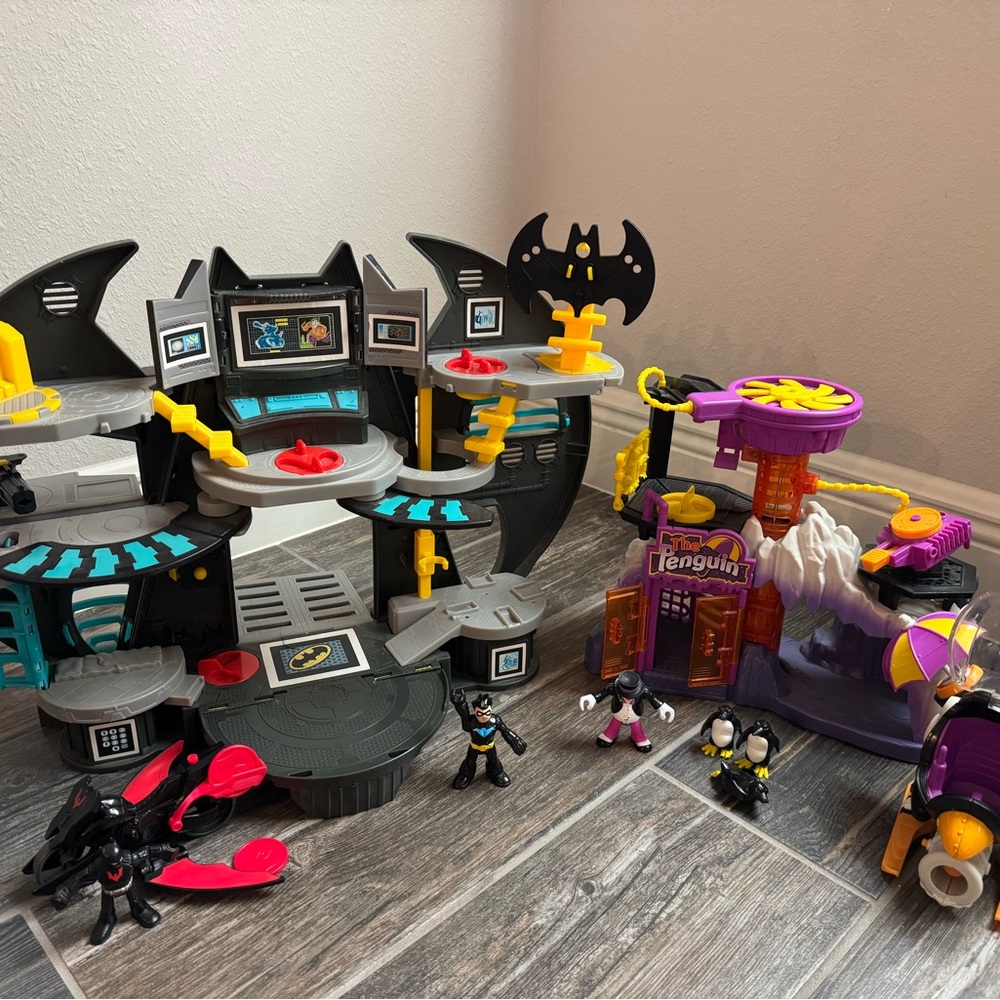 Imaginext DC Comics Playsets- Batman Batcave, Penguin Lair, Figures & Accessori
